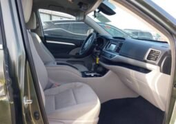 
										Toyota Highlander LE full									