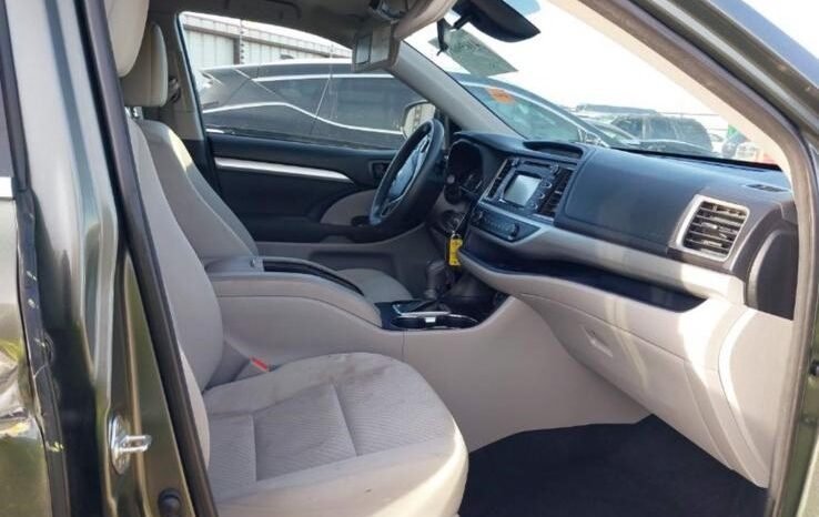 
								Toyota Highlander LE full									