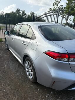 
										Toyota Corolla LE full									