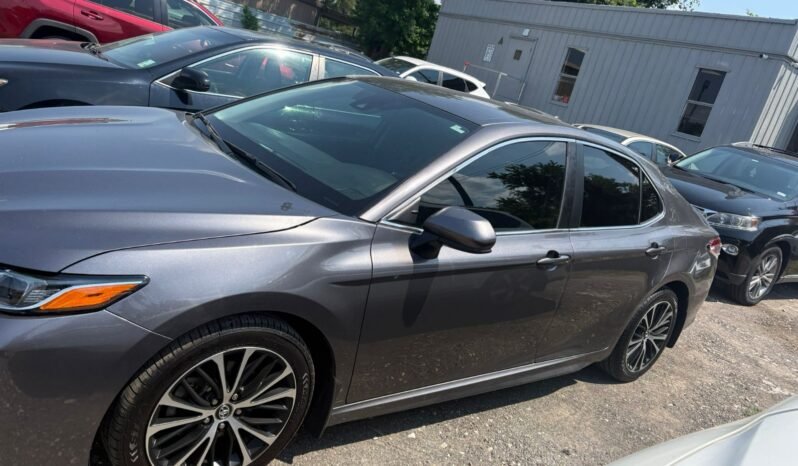 
								Toyota Camry SE full									