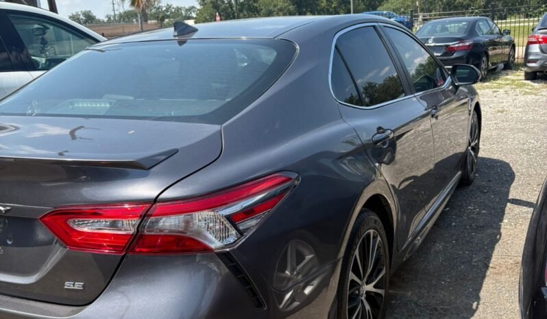 
								Toyota Camry SE full									