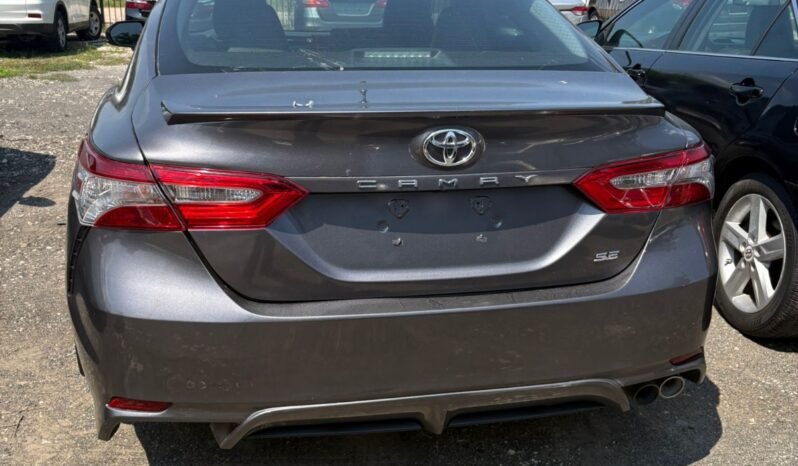 
								Toyota Camry SE full									