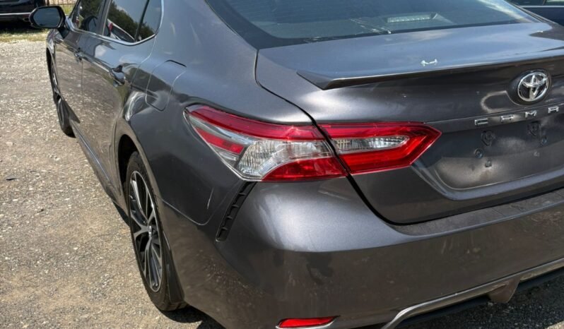 
								Toyota Camry SE full									