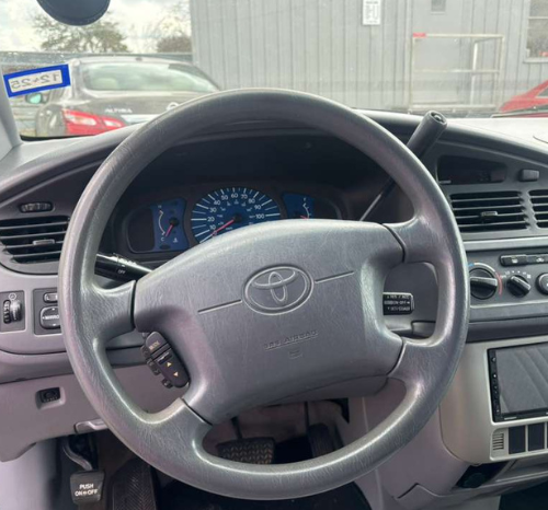 
								2003 Toyota Sienna full									