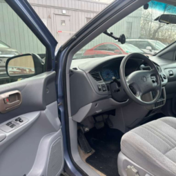 
										2003 Toyota Sienna full									