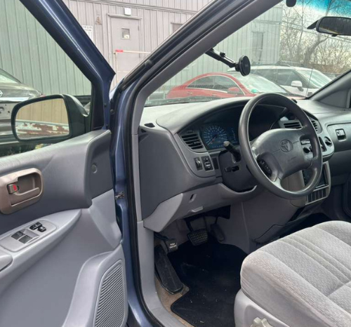 
								2003 Toyota Sienna full									