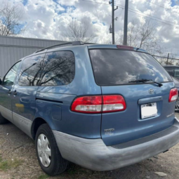 
										2003 Toyota Sienna full									