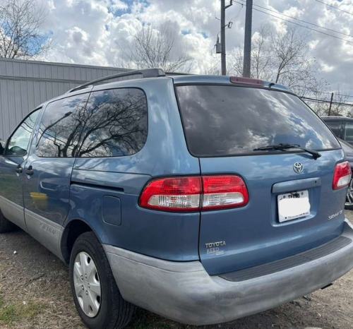 
								2003 Toyota Sienna full									