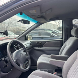 
										2003 Toyota Sienna full									