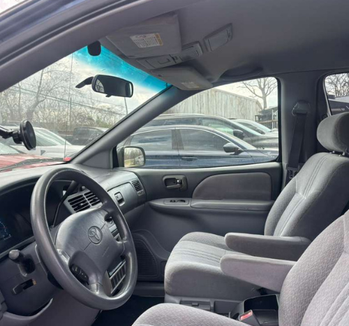 
								2003 Toyota Sienna full									