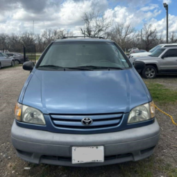 
										2003 Toyota Sienna full									