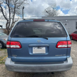 
										2003 Toyota Sienna full									