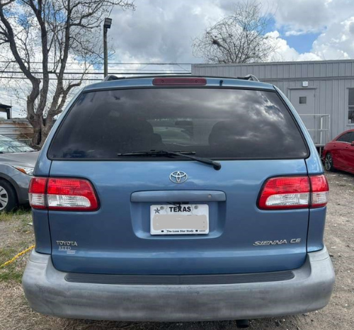 
								2003 Toyota Sienna full									